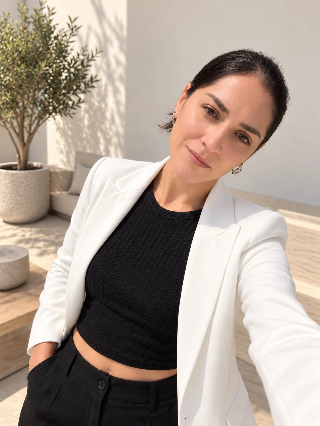 Retrato de Angélica Ramírez con blazer blanco